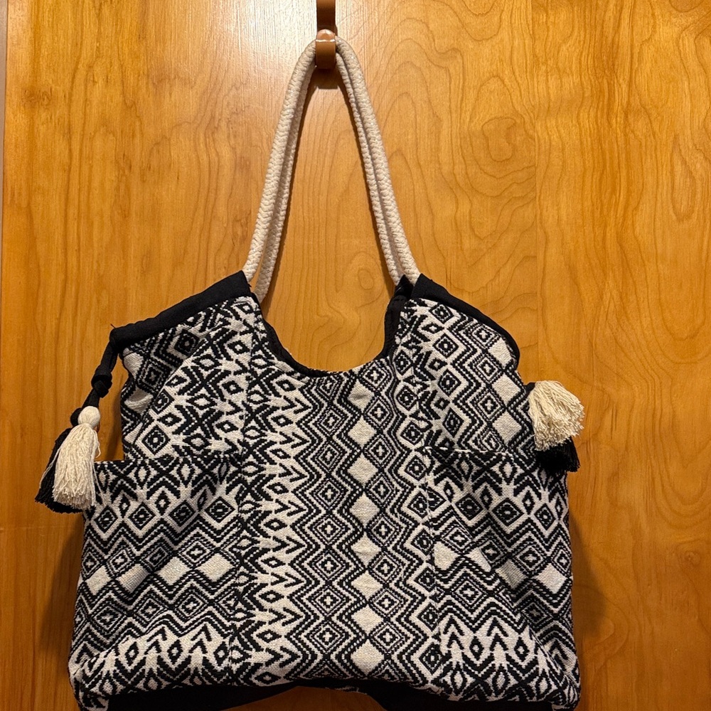 Time and Tru Black and White Patterned Tote